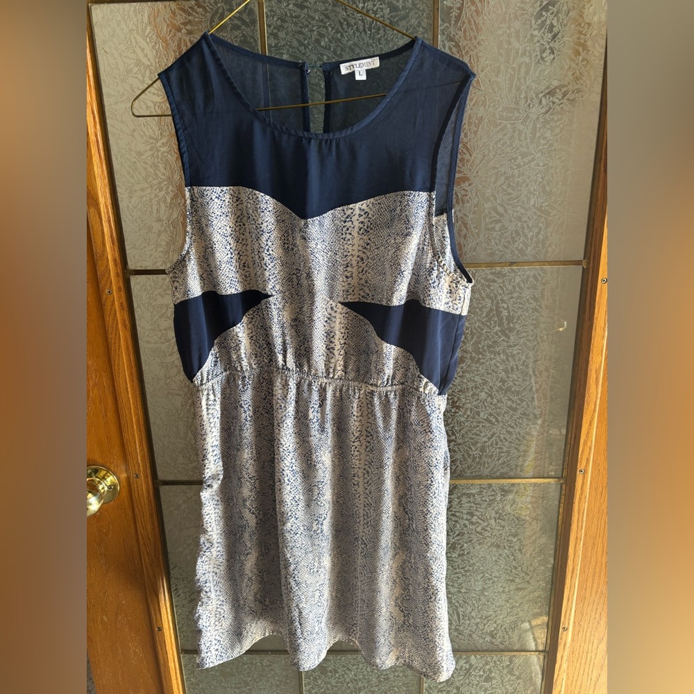 STYLEMINT WHITE AND NAVY PATTERNED DRESS 20.5” PTP